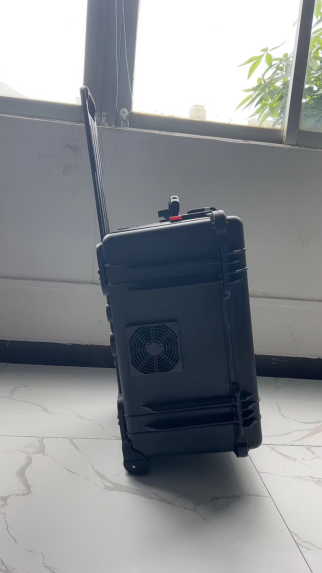 潜山手拉箱型移动通信干扰器